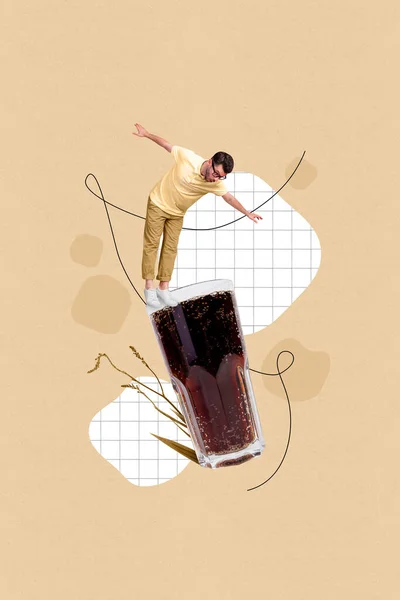 令人印象深刻的迷你男人站在垂直拼贴图像上 在富有创意的米色背景下 平衡巨大的苏打水酒杯 — 图库照片
