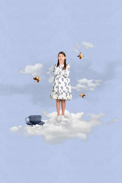 梦想中可爱的小女生小杯茶的垂直图片拼贴在蓝天云彩的背景上 — 图库照片