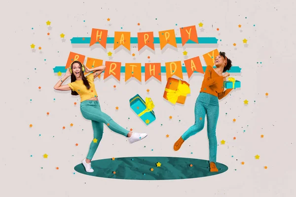 两个年轻姑娘的大学舞会快乐的生日派对挂着旗子举着礼品盒庆祝活动听音乐听音乐几乎是孤立无援 — 图库照片