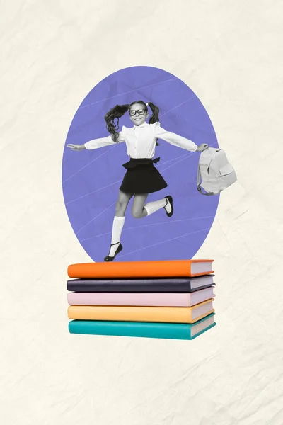 垂直コラージュ写真の小さなファンキーな学校の女の子ジャンプオーバー巨大スタックブックストアライブラリとともにバックパック隔離されたグレーの背景 — ストック写真