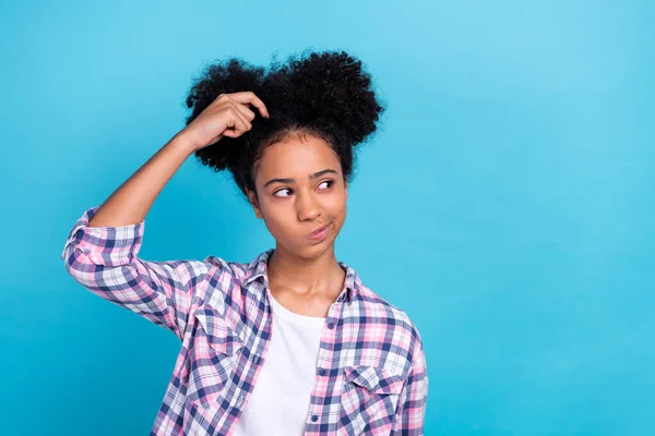 Porträtt Smart Tonåring Afro Hår Rutig Skjorta Finger Huvudet Eftertänksamt — Stockfoto