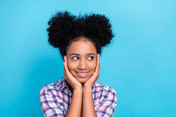 Портрет Оптимистичного Приятного Подростка Афроволосы Плед Рубашки Руки Скулах Выглядят — стоковое фото