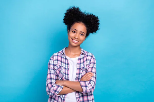 Porträtt Trevlig Vänlig Söt Tonåring Med Afro Frisyr Bära Rutig — Stockfoto