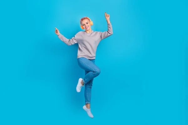 Retrato Cuerpo Completo Mujer Enérgica Excitada Saltando Bailando Disfrutar Canción —  Fotos de Stock