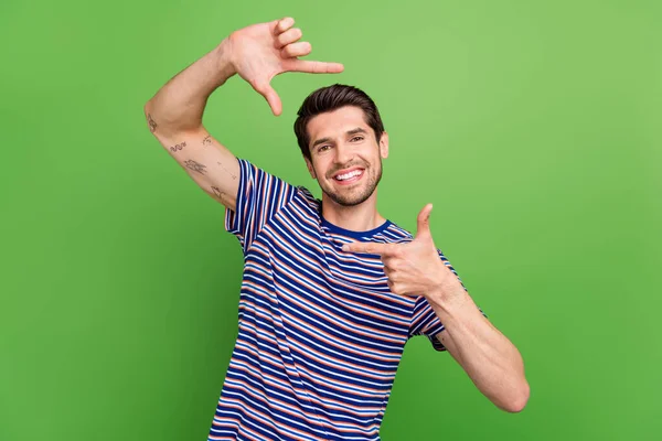 Portrét Veselý Mladý Chlap Ukazující Prsty Zachytit Rámeček Hranice Fotografování — Stock fotografie