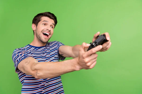 Photo Overjoyed Optimistic Cybersport Player Man Hold Wireless Controller Video — Stock Photo, Image