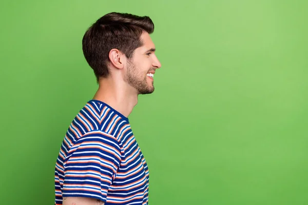Profilfoto Von Jungen Zufriedenen Attraktiven Kerl Tragen Gestreifte Shirt Aussehen — Stockfoto