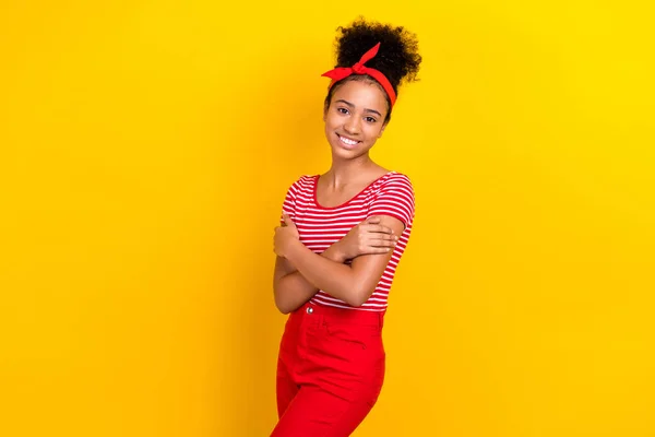Photo Funky Cheerful Girl Dressed Red Striped Shirt Smiling Embracing — Stock Photo, Image