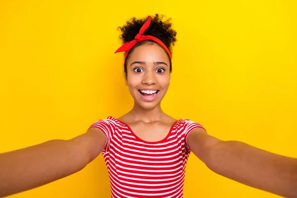 Photo Impressed Excited Girl Dressed Red Striped Shirt Lips Tacking — Stock Photo, Image