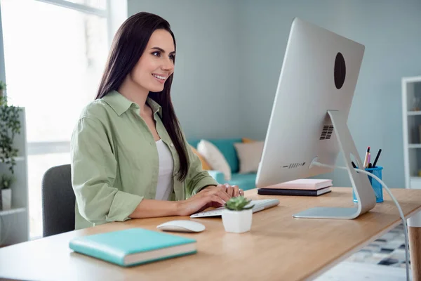 Profile Photo Positive Successful Company Representative Girl Sitting Chair Keyboard — Foto Stock