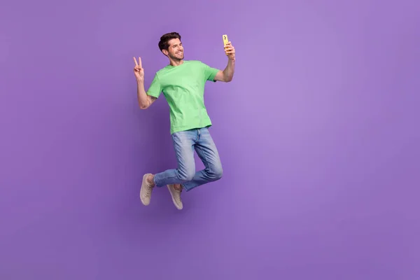 Full Body Photo Young Funky Blogging Man Jumper Showing Sign — Stock Photo, Image