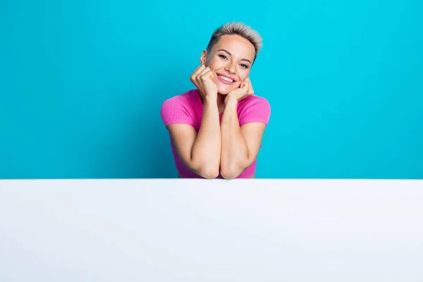 Muotokuva Iloinen Mukava Nainen Tyylikäs Kampauksen Kulumista Vaaleanpunainen Yläosa Seistä — kuvapankkivalokuva