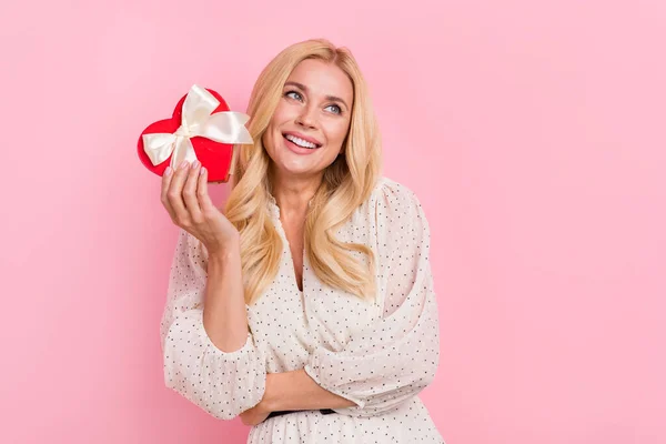 Photo Portrait Attractive Blonde Woman Red Heart Box Look Empty — Stock Photo, Image