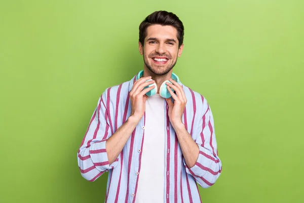 Foto Von Jungen Optimistischen Mann Trägt Stilvolles Gestreiftes Hemd Berühren — Stockfoto