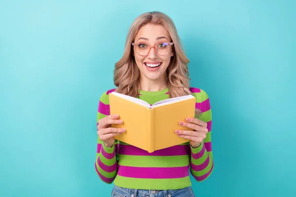 Photo Cheerful Optimistic Pretty Woman Dressed Striped Sweatshirt Read Book — Stock Photo, Image