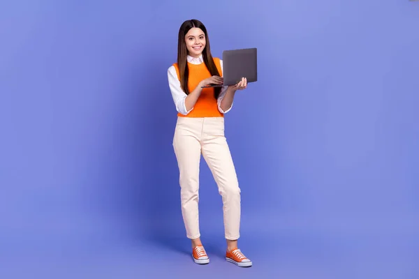 フルボディ長さの写真 女子高生チャット ネットブックのリモートパートタイム教育プログラム バイオレット色の背景で隔離 — ストック写真