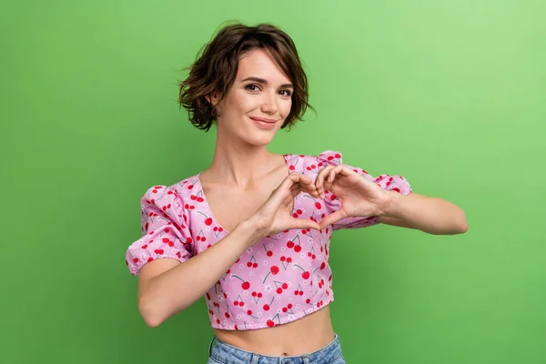 Foto Retrato Mujer Joven Atractiva Mostrar Dedos Corazón Forma Desgaste —  Fotos de Stock