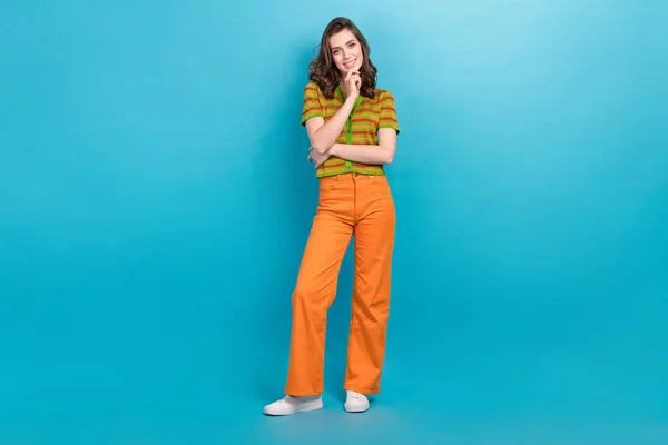 Foto Tamaño Completo Mujer Pensativa Reflexivo Vestido Pantalones Naranja Cárdigan —  Fotos de Stock