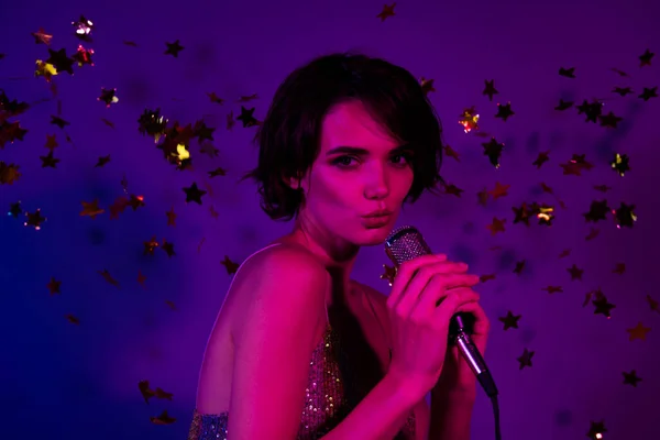 Fotografie Pop Star Dáma Bavit Karaoke Noční Klub Výkon Izolované — Stock fotografie