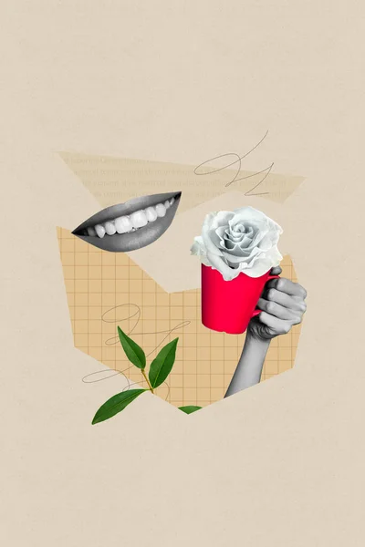 红白相间的垂直拼贴手拿着茶杯玫瑰花在笑容满面的嘴边 植物叶子在米色背景下隔绝 — 图库照片