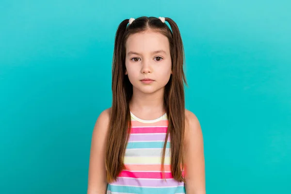 Porträt Von Niedlichen Kleinen Mädchen Schulalter Mit Zwei Langen Schwänzen — Stockfoto