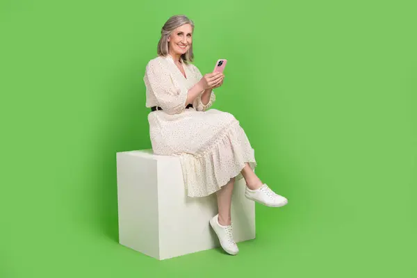 Πλήρης Φωτογραφία Μεγέθους Της Ελκυστικής Γριάς Γυναίκας Κάθονται Κύβος Τηλέφωνο — Φωτογραφία Αρχείου