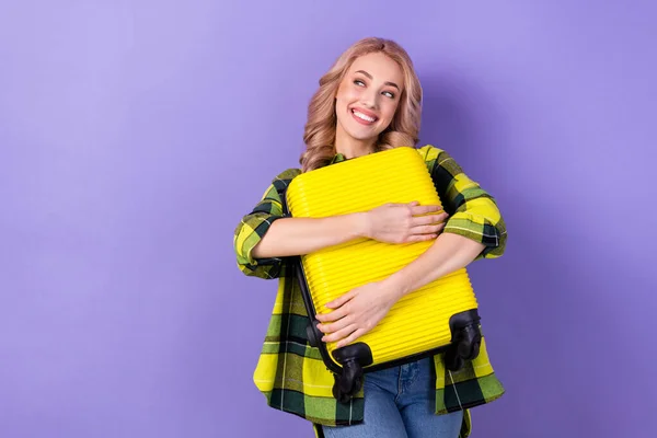 Tatlı Rüya Gibi Bir Kadının Fotoğrafı Ekose Sarı Gömlekli Bavulu — Stok fotoğraf