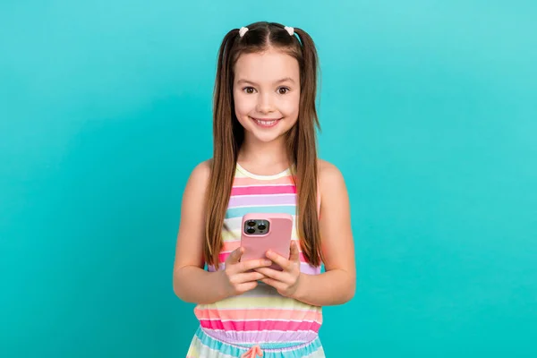 Retrato Pouco Sorriso Positivo Menina Toothy Hold Usar Telefone Inteligente — Fotografia de Stock