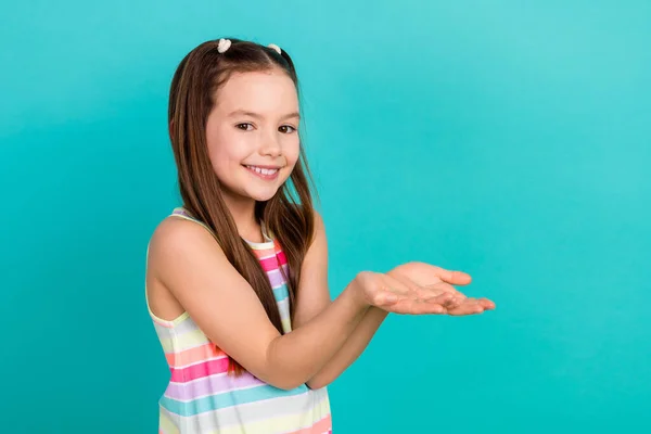 Küçük Kız Kollarının Profil Fotoğrafı Cyan Renk Arkaplanında Izole Edilmiş — Stok fotoğraf