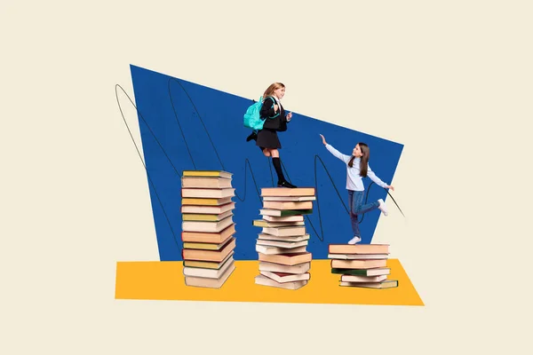 2つの興奮するミニキッズのユニフォームスタンドの創造的なコラージュは 絵画の背景に隔離された巨大なパイルスタックブックを踊ります — ストック写真