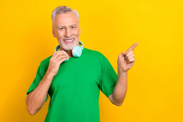 Photo Cheerful Charming Guy Dressed Green Shirt Listening Songs Pointing — Stock Photo, Image