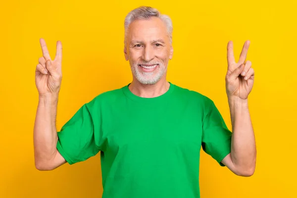 Foto Von Positiven Funky Guy Gekleidet Grünes Shirt Zeigt Zwei — Stockfoto