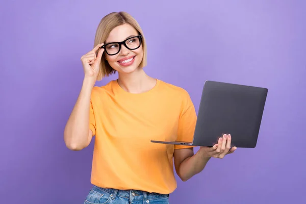 Portret Inteligentnej Dziewczyny Ubrane Stylowe Ubrania Posiadają Laptop Wygląd Pusty — Zdjęcie stockowe
