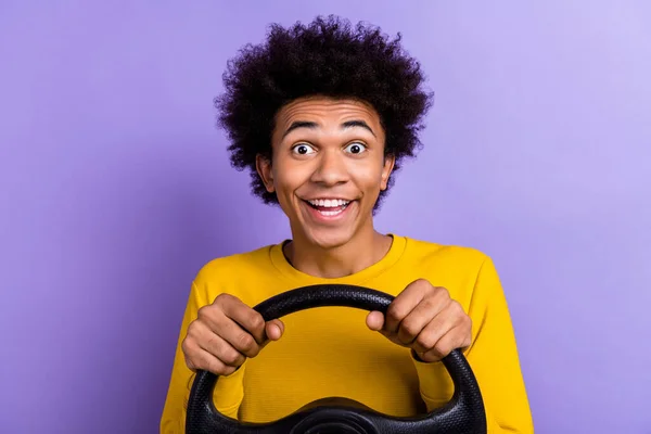 Komik Genç Heyecanlı Sürücünün Fotoğrafı Yeni Bir Araba Tutacağı Direksiyon — Stok fotoğraf