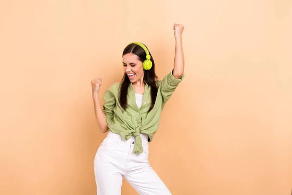 Photo Satisfied Girl Straight Hairstyle Dressed Green Blouse Headphones Fists — Stock Photo, Image