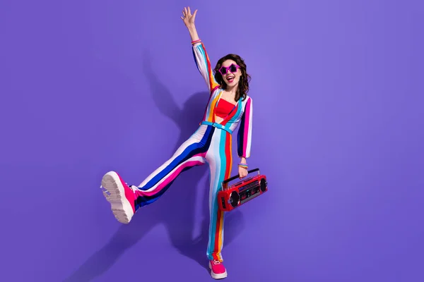 鮮やかな色の背景に隔離されたブームボックスポップミュージックで活発に踊る肯定的なクールな女の子の写真 — ストック写真