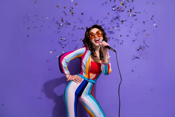ケアフリークールな女性の写真 ストライプ全体のダークグラス歌う歌は 単離された紫色の背景 — ストック写真