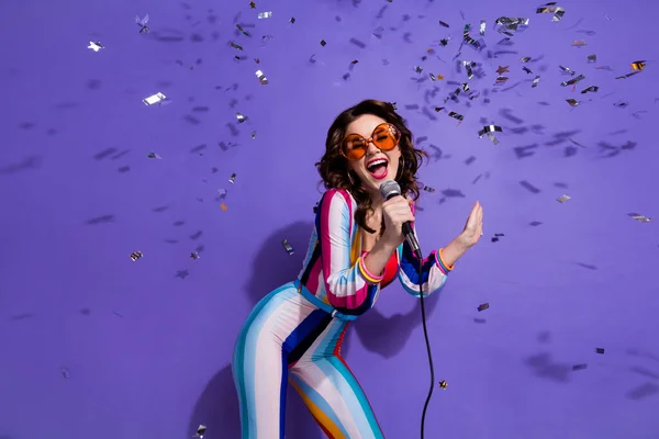 穿着条纹的深色眼镜 欣赏迪斯科舞厅 唱着独立紫色背景的歌曲的照片 — 图库照片