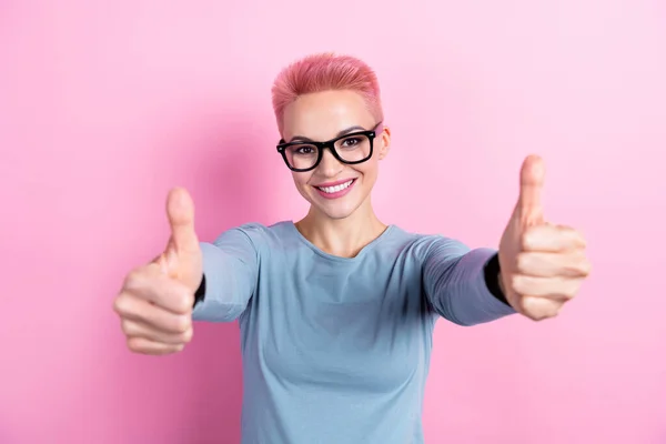 华丽而快乐的女企业家形象 身穿蓝色衣服 戴着漂亮的优质眼镜 背景是粉色的 — 图库照片