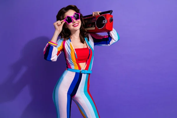 ファンキーなクールな女性の写真は 全体的なリスニングブームボックスディスコテーク曲空のスペース単離された紫色の背景を着用 — ストック写真