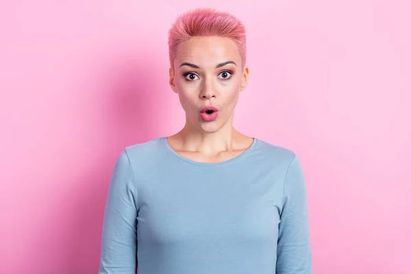 かなり印象的な女性の写真は ブルーシャツの大きな目唇を着用し 隔離されたピンク色の背景 — ストック写真