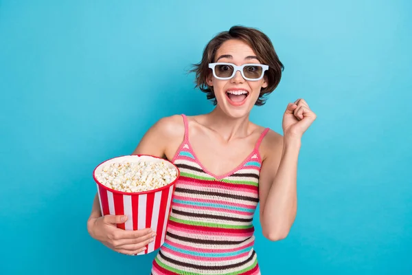 Photo Delighted Overjoyed Girl Hold Popcorn Raise Fist Watch Movie — Stock Photo, Image