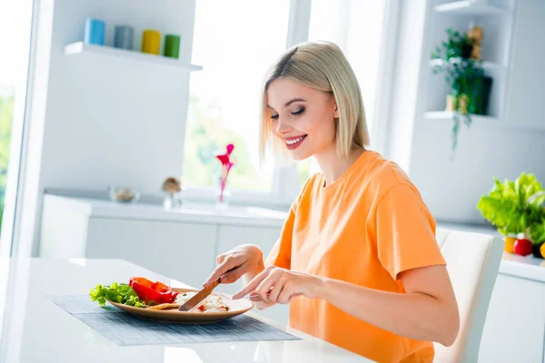 Photo Pretty Peaceful Girl Hands Hold Knife Fork Eat Delicious — Stock Photo, Image