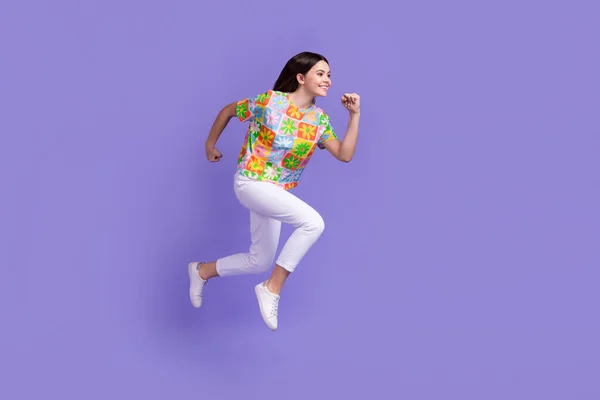 良い気分アクティブな人のフルサイズの写真は 紫色の背景に隔離された空のスペースに実行スタイリッシュなTシャツ白いパンツを着用します — ストック写真