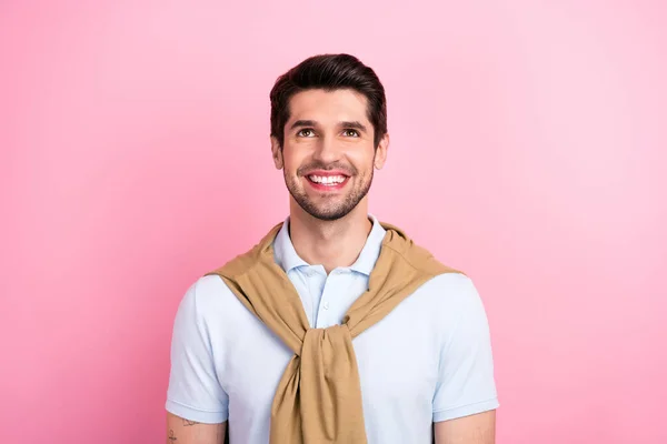 Ritratto Uomo Mentalità Positiva Irradiante Sorriso Guardare Sopra Informazioni Dello — Foto Stock