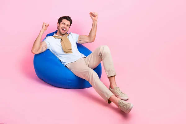 Retrato Corpo Inteiro Homem Satisfeito Alegre Sentar Confortável Saco Levantar — Fotografia de Stock