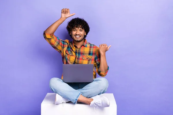Pełna Długość Zdjęcie Inteligentnego Człowieka Ubrany Koszula Siedzieć Platformie Laptopem — Zdjęcie stockowe