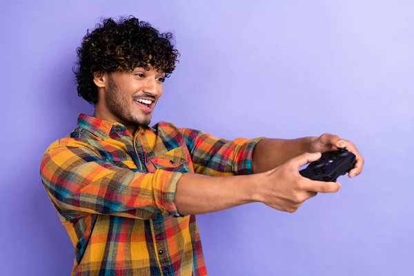 若い男アラブの写真は ヴァイオレットカラーの背景で隔離された新しいFifa 23を再生ワイヤレスゲームパッドを保持トレンディなスタイリッシュなシャツを着用します — ストック写真