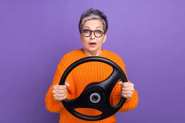 Foto Mujer Impresionada Brillante Vestida Naranja Suéter Gafas Conducción Auto —  Fotos de Stock
