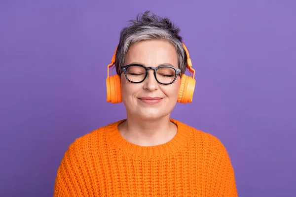 Foto Van Mooie Glanzende Vrouw Gekleed Oranje Trui Brillen Luisteren — Stockfoto